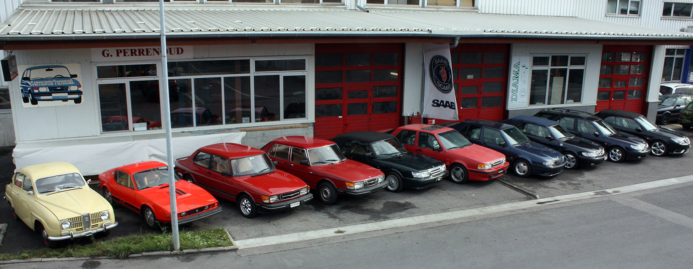 Le Garage Perrenoud et sa collection de Saab devant l’atelier